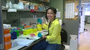 imagen de una investigadora en el laboratorio