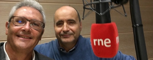 Foto de un investigador de Innovación Biomédica dando una entrevista en Radio Nacional de España