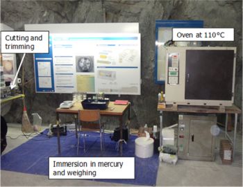 Fig. 6. Obtención de muestras mediante perforación (izquierda) y laboratorio para determinaciones in situ de humedad y densidad seca (derecha). 