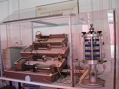 Fig. 20. Schematic design and appearance of the triaxial equipment with controlled suction (from left to right).
