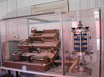 Fig. 20: Esquema y aspecto del equipo triaxial con succión controlada (de izquierda a derecha).