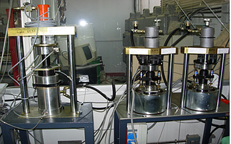 Edómetros especiales. Izquierda: edómetro de materiales gruesos (10x10 cm). Derecha: edómetros de alta presión y temperatura