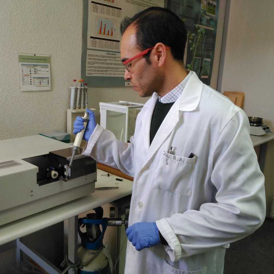 Javier Rodriguez en el laboratorio - determinación de mercurio