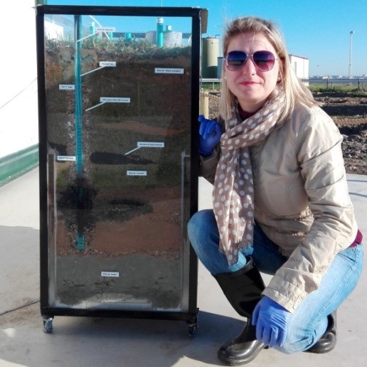 Nerea Arévalo junto a un componente de una instalación