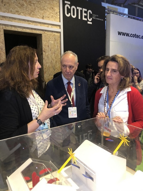 2019. COP25. Rocío Millán explica al Director General del CIEMAT y a la Ministra para la Transición Ecológica y el Reto Demográfico lo que presenta el CIEMAT en el stand.